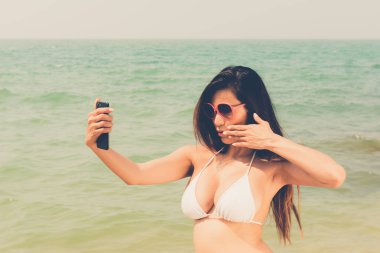 Güzel çekici büyük göğüs asian bikini kadın seksi poz