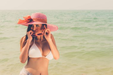 Güzel çekici büyük göğüs asian bikini kadın seksi poz