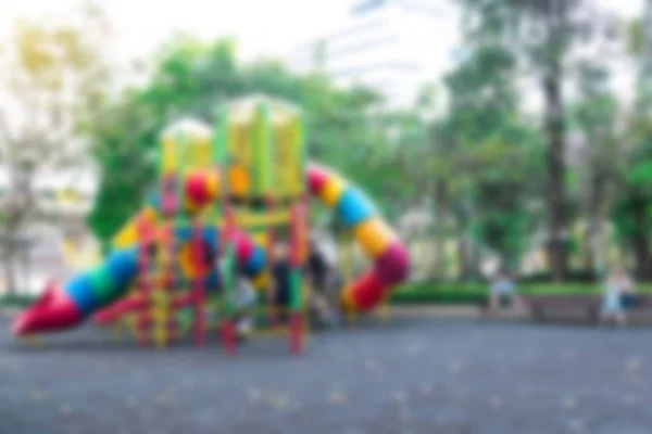 Blur fundo de parque infantil ao ar livre levado ao ar livre — Fotografia de Stock