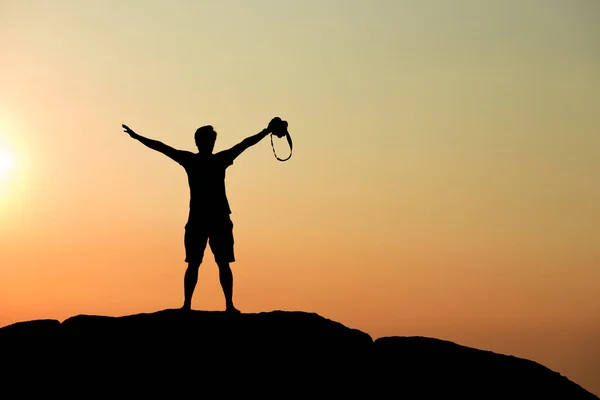 Silhouet van half naakte Zelfverzekerde man doen een winnende pose-agai — Stockfoto