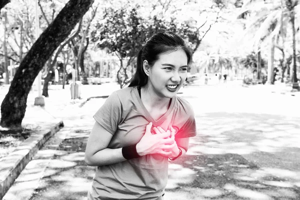 Atractiva confianza asiática mujer corredor teniendo un ataque al corazón d — Foto de Stock