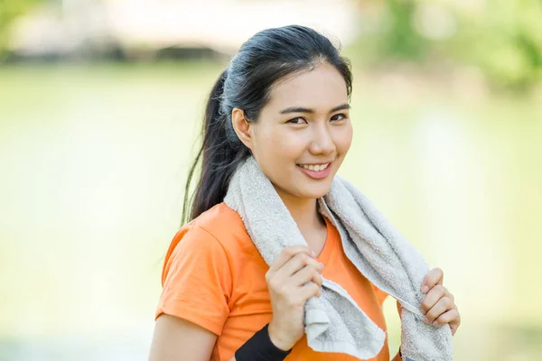 Porträt einer attraktiven selbstbewussten jungen asiatischen Läuferin — Stockfoto