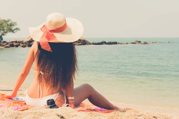 Güzel Asyalı bikini kadın plajda denize bakarak oturuyordu — Stok fotoğraf