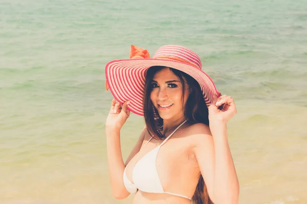 Vackra attraktiv stora bröst asiatiska bikini kvinna poserar sexig — Stockfoto