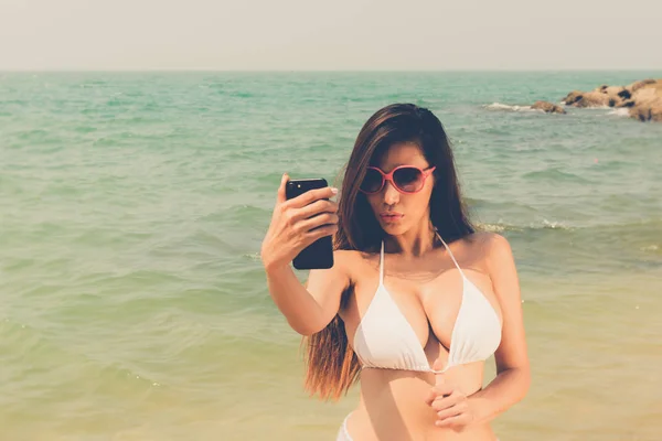 Hermosa atractivo grande pecho asiático bikini mujer posando sexy — Foto de Stock