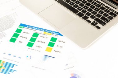 Dizüstü bilgisayar, erzak tedarik chai ile modern beyaz ofis masaları