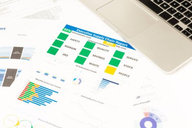 Dizüstü bilgisayar, erzak tedarik chai ile modern beyaz ofis masaları