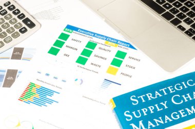 Dizüstü bilgisayar, erzak tedarik chai ile modern beyaz ofis masaları