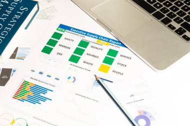 Dizüstü bilgisayar, erzak tedarik chai ile modern beyaz ofis masaları