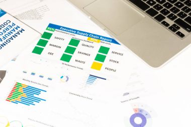 Dizüstü bilgisayar, erzak tedarik chai ile modern beyaz ofis masaları