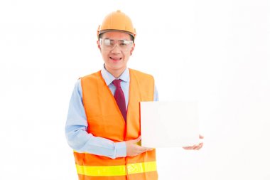 Kendine güvenen Asya delikanlı, turuncu Emanet şapka, turuncu Emanet jack