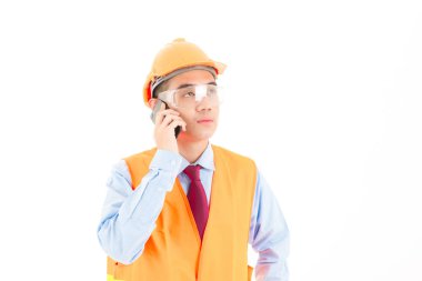 Kendine güvenen Asya delikanlı, turuncu Emanet şapka, turuncu Emanet jack