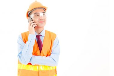 Kendine güvenen Asya delikanlı, turuncu Emanet şapka, turuncu Emanet jack