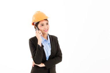 Genç emin Asyalı kadın, turuncu Emanet şapka, siyah takım elbise, mavi