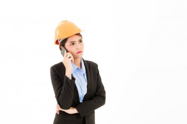 Genç emin Asyalı kadın, turuncu Emanet şapka, siyah takım elbise, mavi