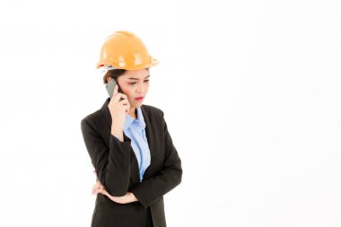 Genç emin Asyalı kadın, turuncu Emanet şapka, siyah takım elbise, mavi