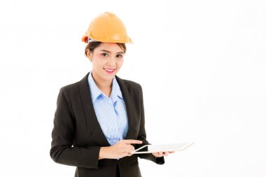 Genç emin Asyalı kadın, turuncu Emanet şapka, siyah takım elbise, mavi