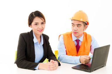 Genç Asyalı erkek mühendis wh kadın iş kadınla konuşurken