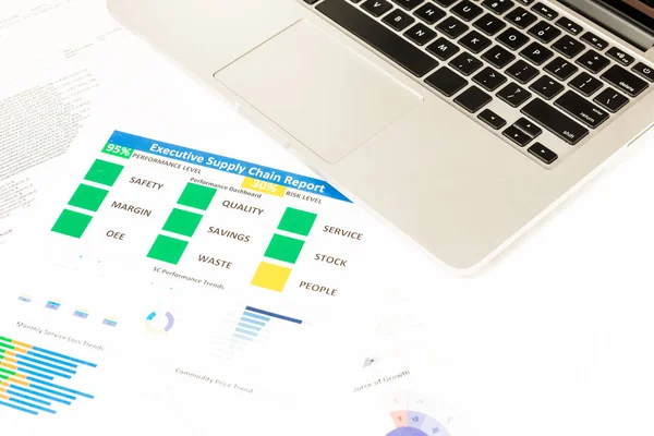 Dizüstü bilgisayar, erzak tedarik chai ile modern beyaz ofis masaları