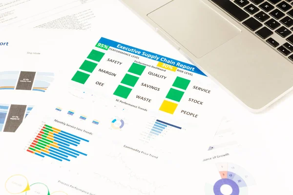 Dizüstü bilgisayar, erzak tedarik chai ile modern beyaz ofis masaları