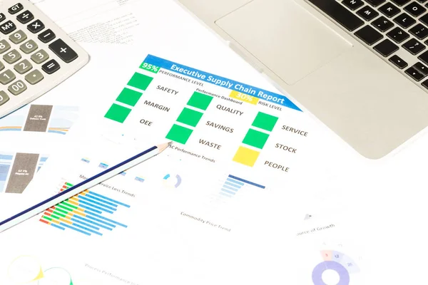 Dizüstü bilgisayar, erzak tedarik chai ile modern beyaz ofis masaları