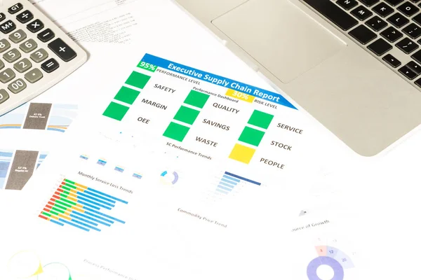 Dizüstü bilgisayar, erzak tedarik chai ile modern beyaz ofis masaları