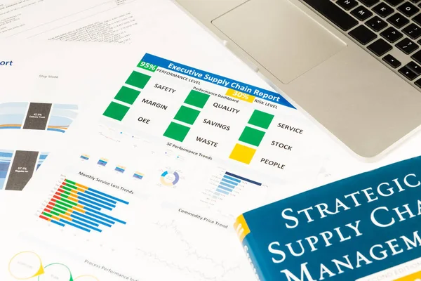 Dizüstü bilgisayar, erzak tedarik chai ile modern beyaz ofis masaları