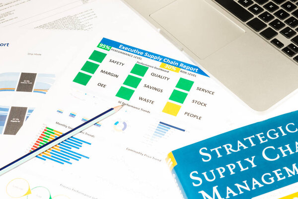 Современный белый стол с ноутбуком, расходные материалы с чаем
