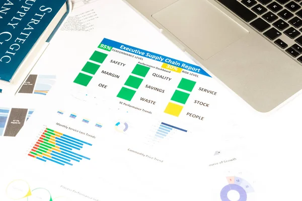 Dizüstü bilgisayar, erzak tedarik chai ile modern beyaz ofis masaları