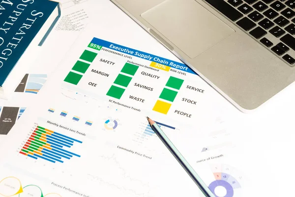 Dizüstü bilgisayar, erzak tedarik chai ile modern beyaz ofis masaları