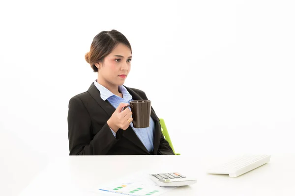 Junge attraktive selbstbewusste asiatische Geschäftsfrau im Anzug b — Stockfoto