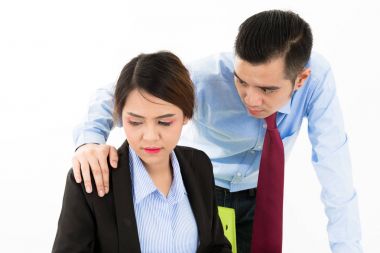 Genç emin Asya office çalışan iş adam kırmızı kravat dokunmatik