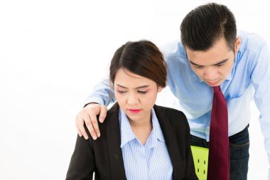 Genç emin Asya office çalışan iş adam kırmızı kravat dokunmatik