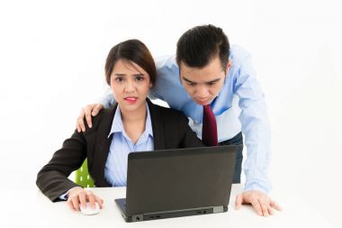 Genç emin Asya office çalışan iş adam kırmızı kravat dokunmatik