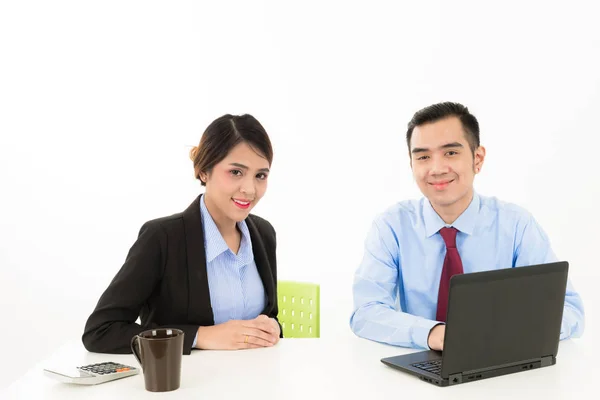 Junge attraktive selbstbewusste asiatische männliche Geschäftsmann und Frau sitzen — Stockfoto