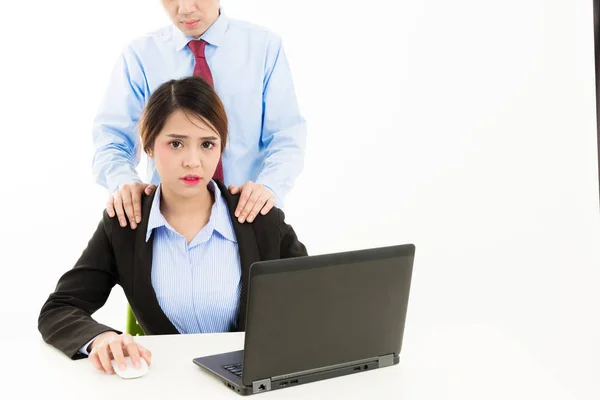 Junge selbstbewusste asiatische Büro Mitarbeiter Geschäftsmann rot Krawatte berühren — Stockfoto