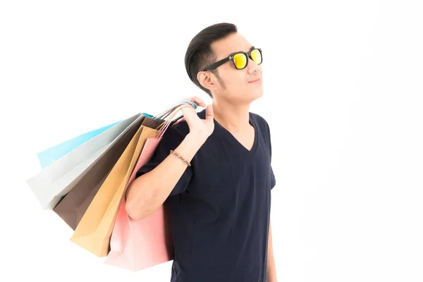 Joven confiado atractivo asiático azul camisa hombre con compras ba —  Fotos de Stock