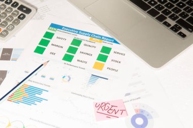 Dizüstü bilgisayar, erzak tedarik chai ile modern beyaz ofis masaları