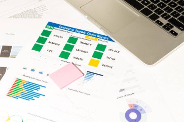 Dizüstü bilgisayar, erzak tedarik chai ile modern beyaz ofis masaları