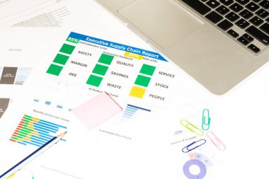 Dizüstü bilgisayar, erzak tedarik chai ile modern beyaz ofis masaları