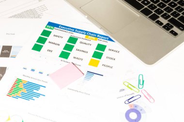 Dizüstü bilgisayar, erzak tedarik chai ile modern beyaz ofis masaları