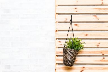 Ahşap arka plan beyaz tuğla wal duvarda asılı bahar çiçek