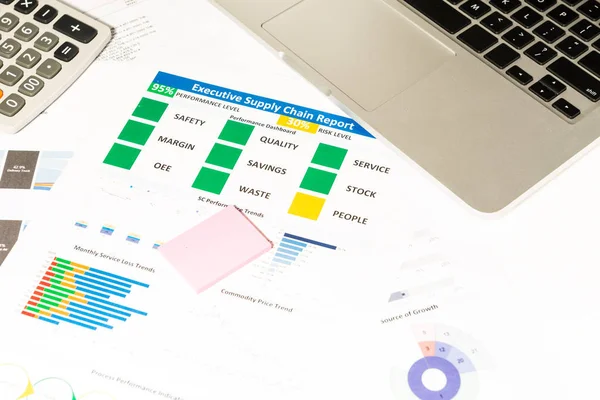 Dizüstü bilgisayar, erzak tedarik chai ile modern beyaz ofis masaları