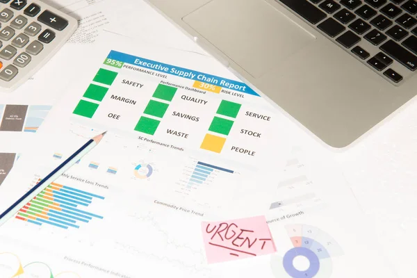 Dizüstü bilgisayar, erzak tedarik chai ile modern beyaz ofis masaları