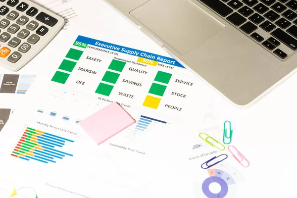 Dizüstü bilgisayar, erzak tedarik chai ile modern beyaz ofis masaları