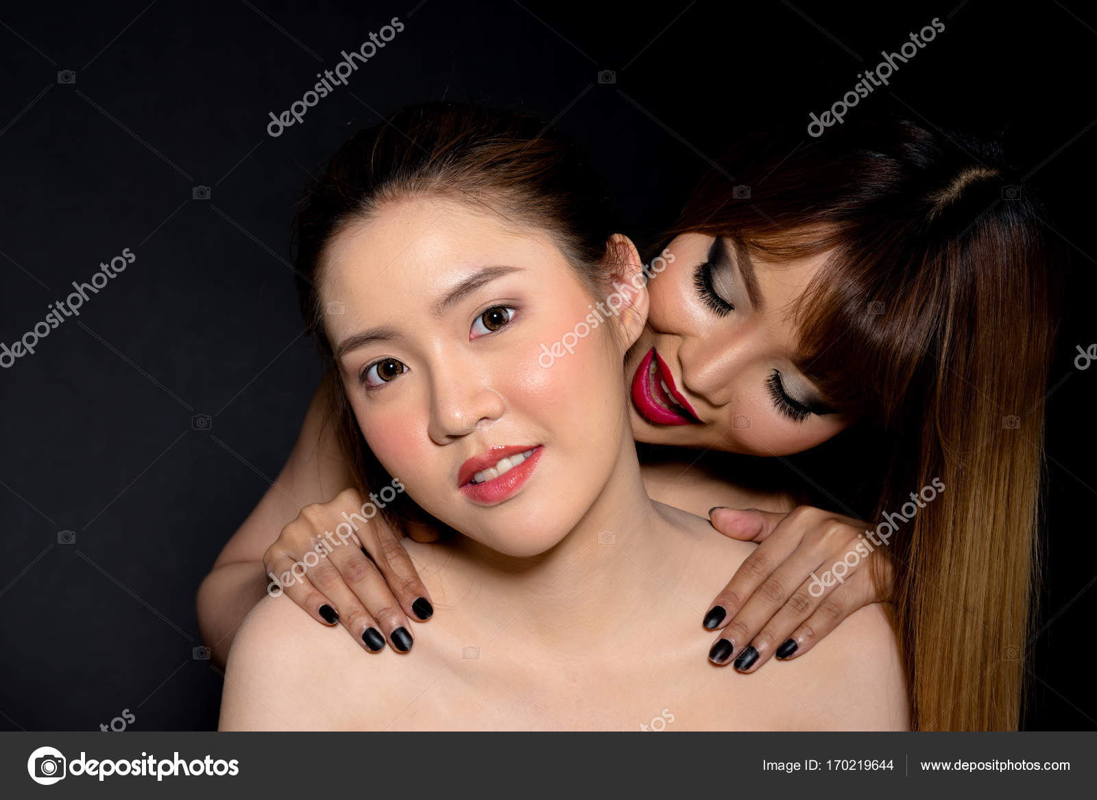 fekete leszbikusok csók az ágyban fekete leszbikus barátnők
