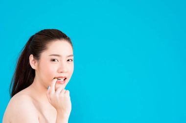 İzole üzerinde mavi arka plan flört genç Asyalı kadın. 