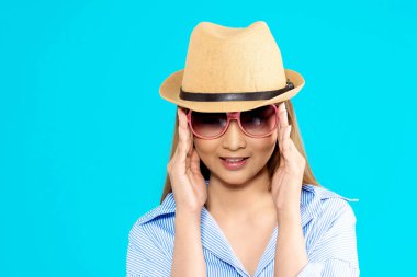 Genç Asyalı kadın üzerinde izole mavi arka plan düşünüyorum. 