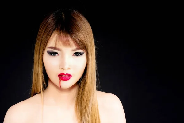 Giovane donna asiatica vampiro isolato su sfondo nero . — Foto Stock
