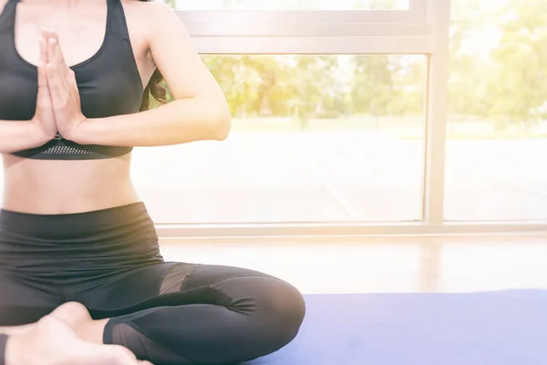 Vacker ung vältränad asiatisk kvinna gör yoga. — Stockfoto